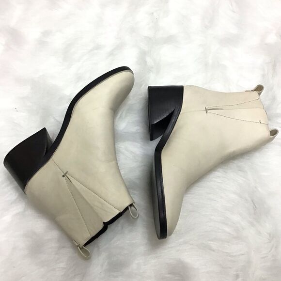 Mercedes Castillo Xandra White Ivory Chelsea Ankle Boot Sz 6.5 - Picture 3 of 8